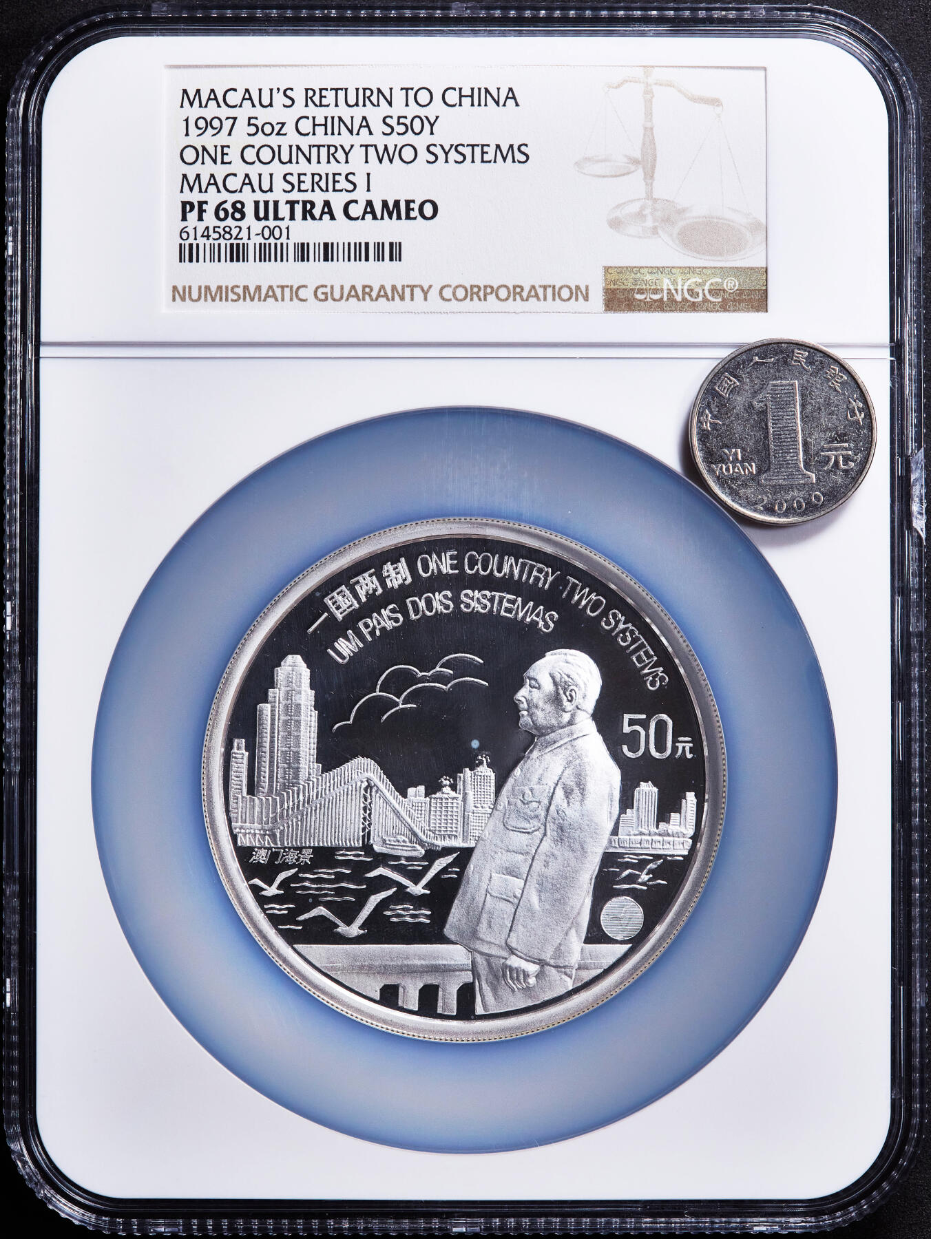 【俄甄集藏】2026年(049)03-18星期三 晚 19:30 全场包邮 中国1997年澳门回归倒计时一国两制第一组50元5盎司精制大银币，NGC PF68UC，重155.5175克，999银，实际铸造3500枚，直径：70mm，盒体边缘有磕碰，名誉品种