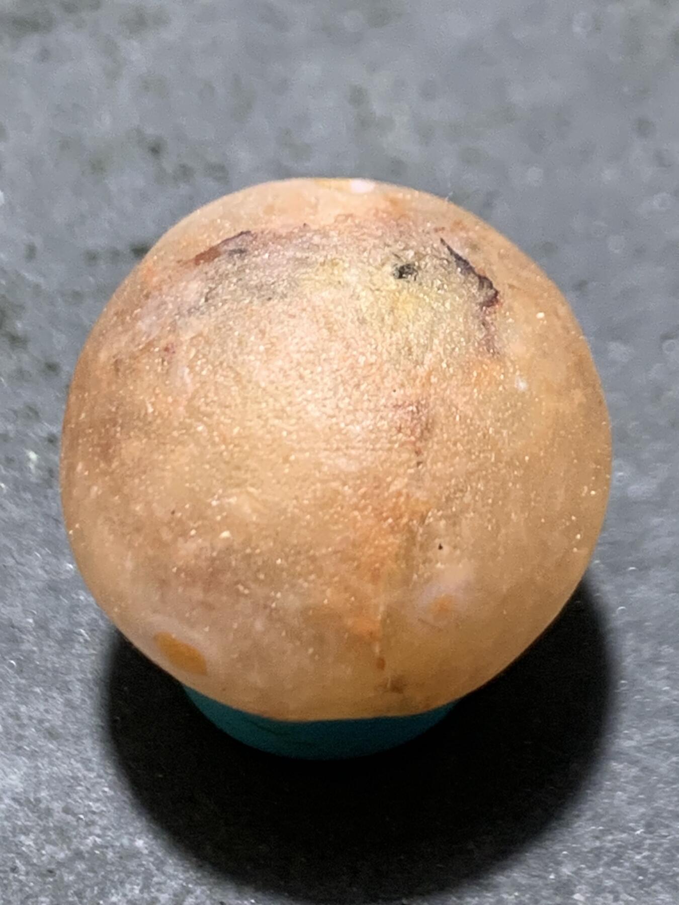 精美亚光满冰飘糖心料战国红玛瑙手工雕刻佛字随形珠一颗！