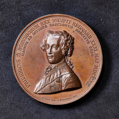 【俄甄集藏】2026年(049)03-18星期三 晚 19:30 全场包邮 - 德国1851年腓特烈二世大帝青年头像纪念柏林腓特烈大帝骑马雕像落成大铜章，直径：50mm，重量：61.3克，巧克力包浆，高浮雕，设计精美，章牌标注的1740年为腓特烈二世即位普鲁士国王年份