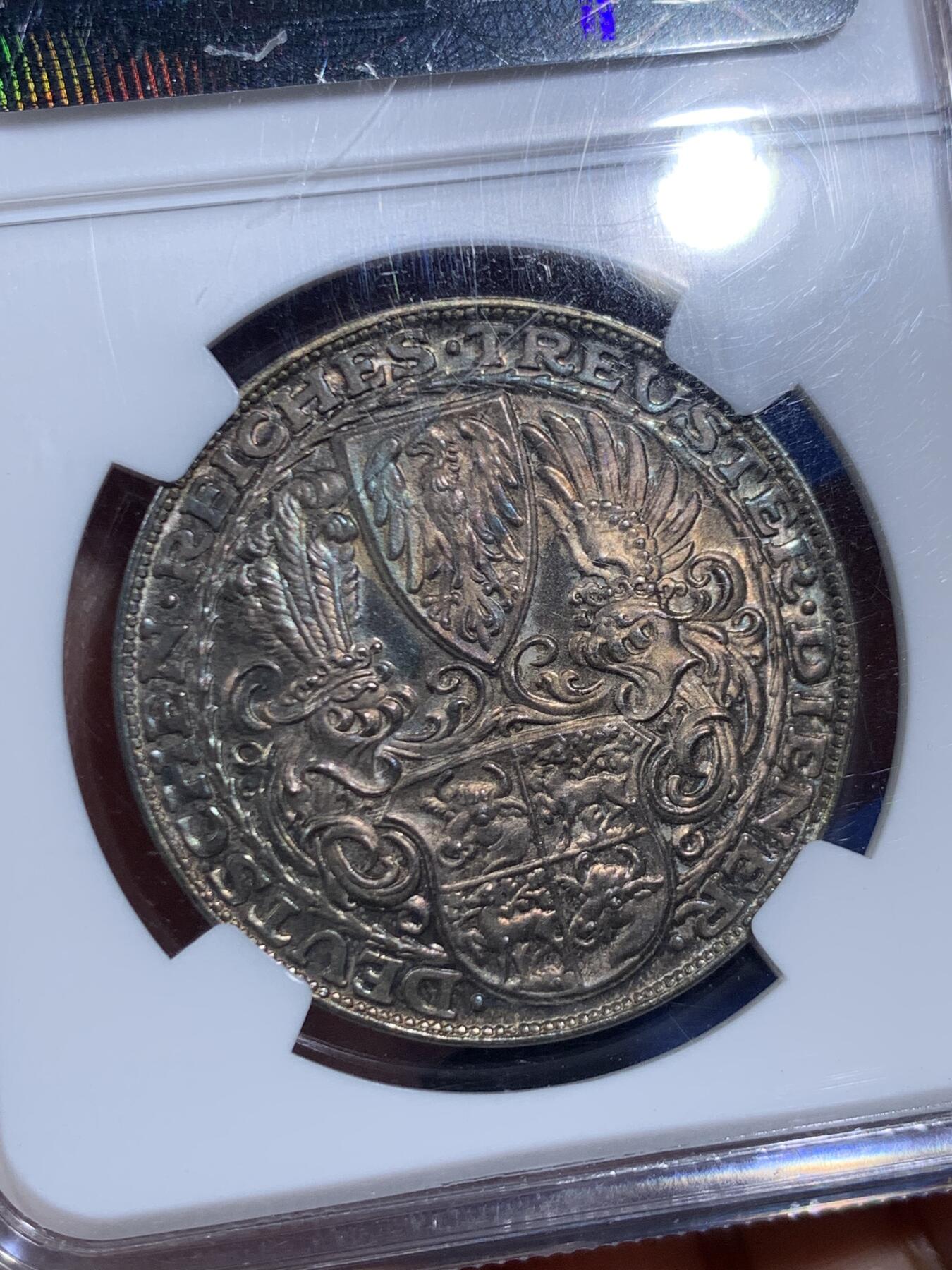 《竞宝斋》第470场 周日，周一，周二 3场连拍 （全场包邮）欢迎送拍 NGC MS64 德国1927兴登堡80寿诞币型银章，卡尔哥茨，经典品种。少见的老N盒评级章，双面绝美重五彩，底板丝滑如镜。实物上手超赞，分数难以描绘的绝佳状态