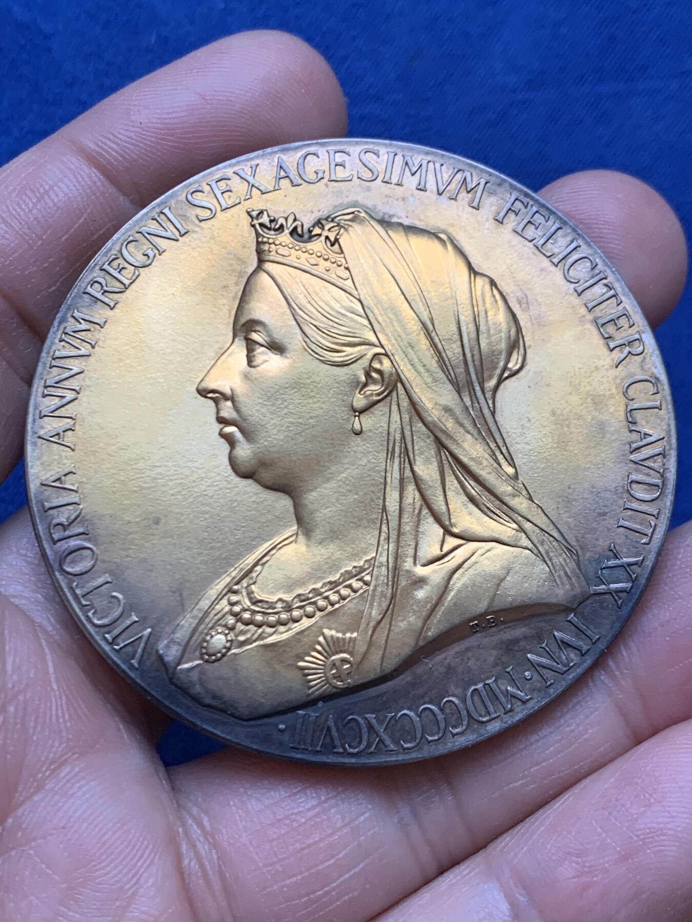 《竞宝斋》第470场 周日，周一，周二 3场连拍 （全场包邮）欢迎送拍 英国1897年维多利亚女王登基60周年纪念大铜章，经典的小维+老维双面高浮雕头像，72.65克，55.3克。