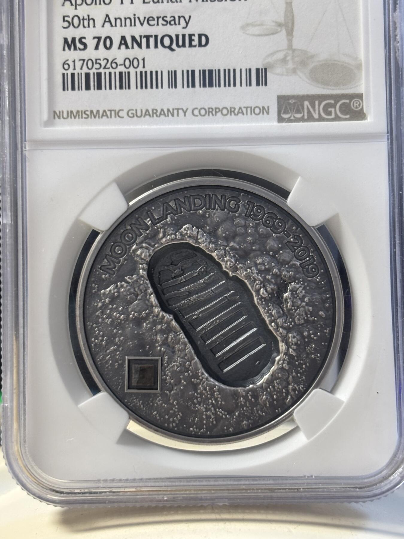 第194期拍卖 库克2019人类登月脚印镶嵌陨石仿古1盎司银币NGC-PF70，999银，发行499枚