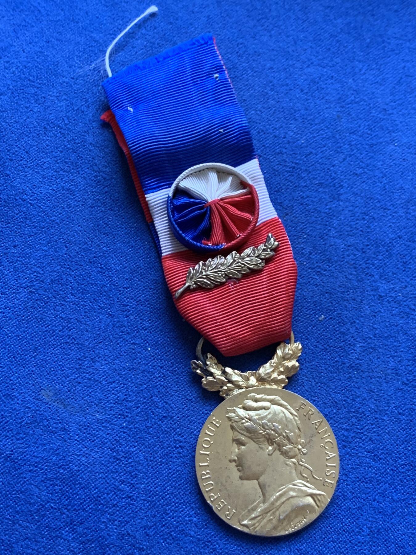 《竞宝斋》第470场 周日，周一，周二 3场连拍 （全场包邮）欢迎送拍 法国金级劳工荣誉奖章 镀金 金棕榈勋饰 总重14.7克 950银 社会安全部版