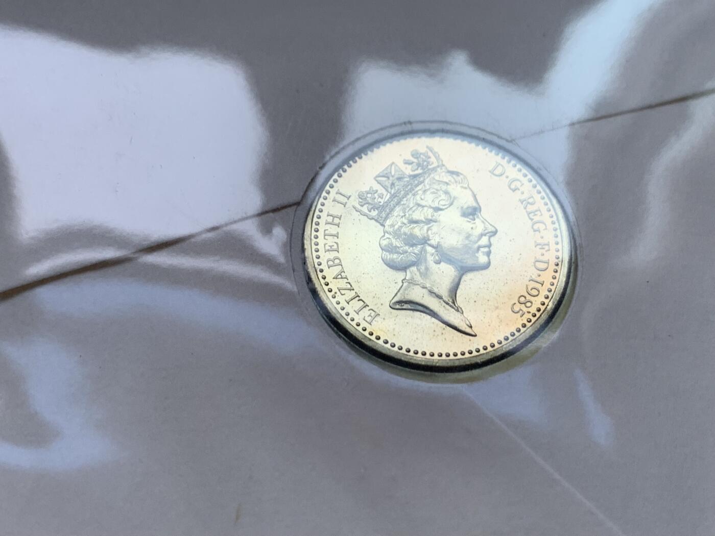 《竞宝斋》第470场 周日，周一，周二 3场连拍 （全场包邮）欢迎送拍 两枚一组 1985年英国老1英镑首日封/邮币封（Royal Mint和Royal Mail联合发行）