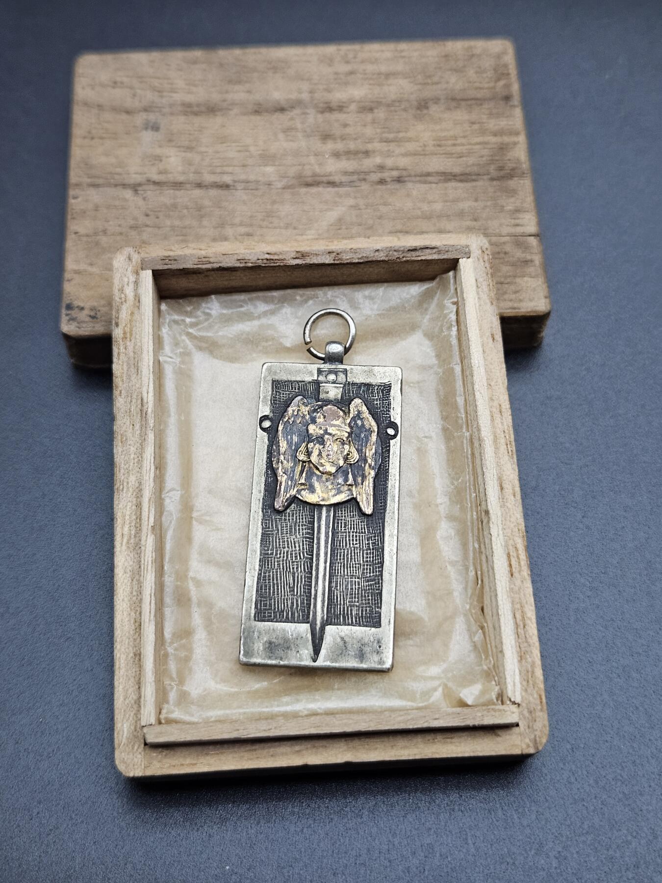 0元起拍勋章 第339期 咸鱼国勋章拍卖专场 3月18日（周三）下午6：00开始 日本1928年 医西大御大典纪念章带盒 纯银制 14克