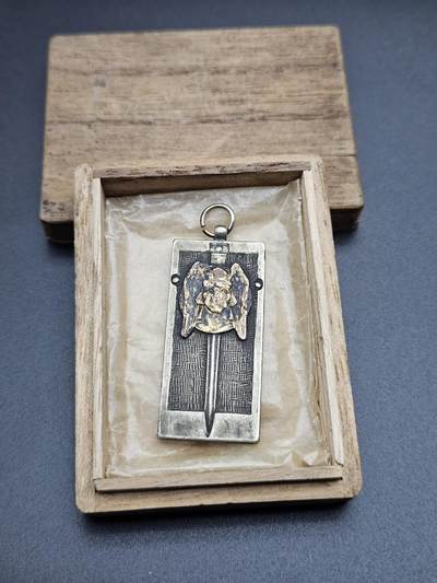 0元起拍勋章 第339期 咸鱼国勋章拍卖专场 3月18日（周三）下午6：00开始 - 日本1928年 医西大御大典纪念章带盒 纯银制 14克