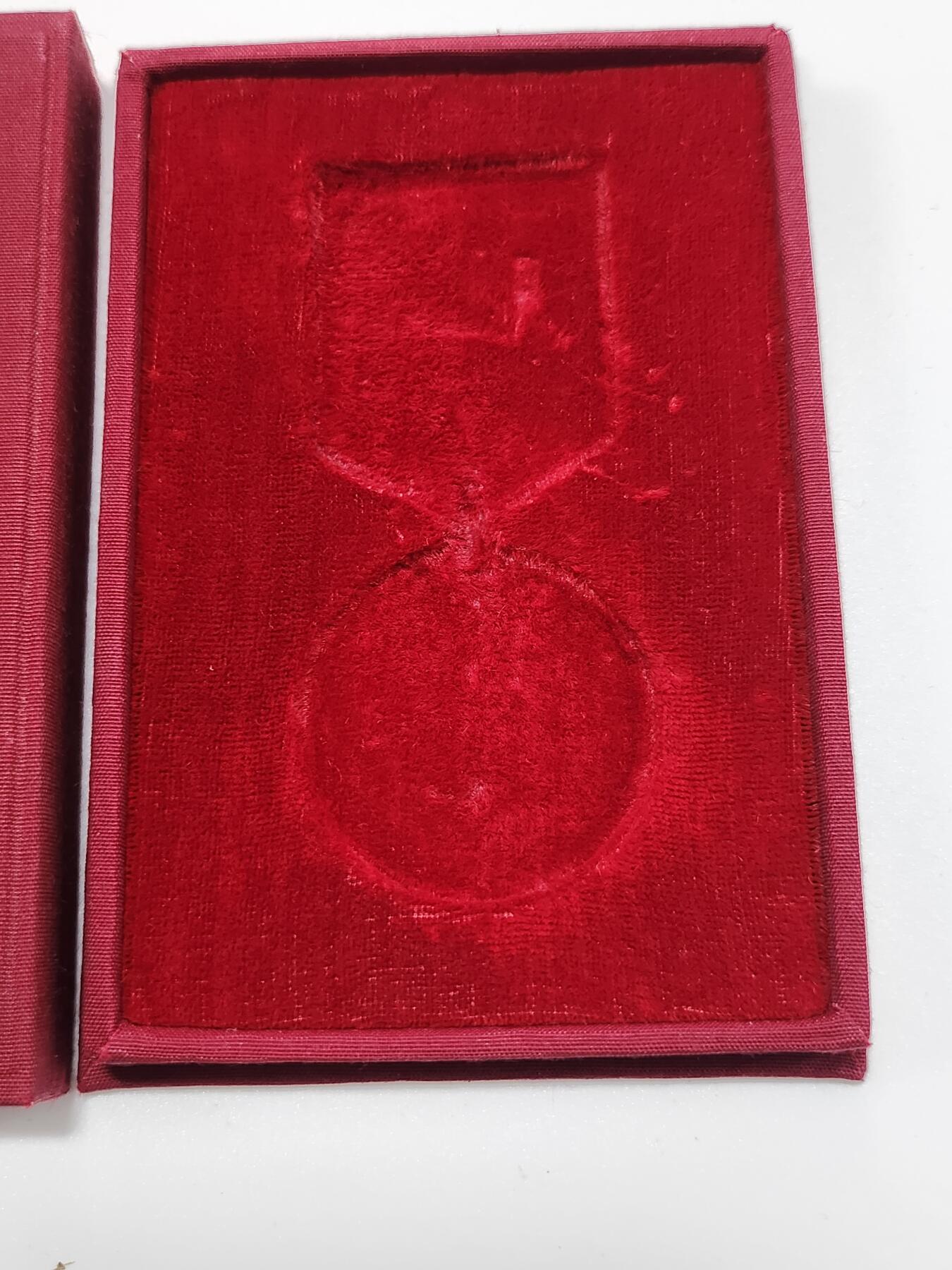 南水社第3次拍卖 春季专场 朝鲜总联成立50周年纪念章，完整带盒，品相极佳。