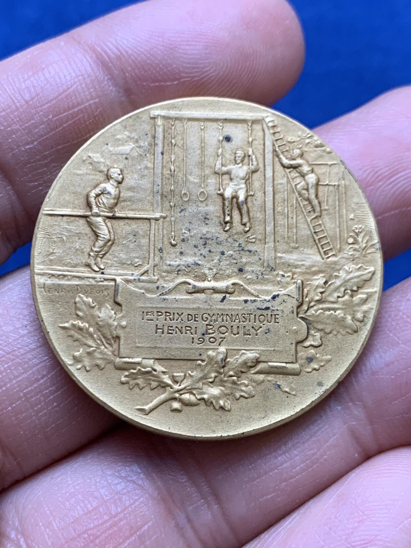 《竞宝斋》第470场 周日，周一，周二 3场连拍 （全场包邮）欢迎送拍 法国1907年“亨利·布利体操奖”纪念章，由法国雕塑家亨利·杜布瓦(H.Dubois)设计。24.6克，36mm，丰饶角铜标。