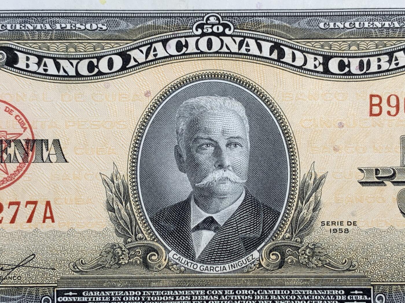 《竞宝斋》第470场 周日，周一，周二 3场连拍 （全场包邮）欢迎送拍 古巴1958年50比索原票，好品状态，无折痕，四角好。美钞公司出品，雕刻精美，色彩诱人，正面人物为古巴开国元勋伊尼古兹将军，炯炯有神，如在目前，背面采用美金黄金券橙黄色油墨，金光璀璨，雍容华贵。细节见图