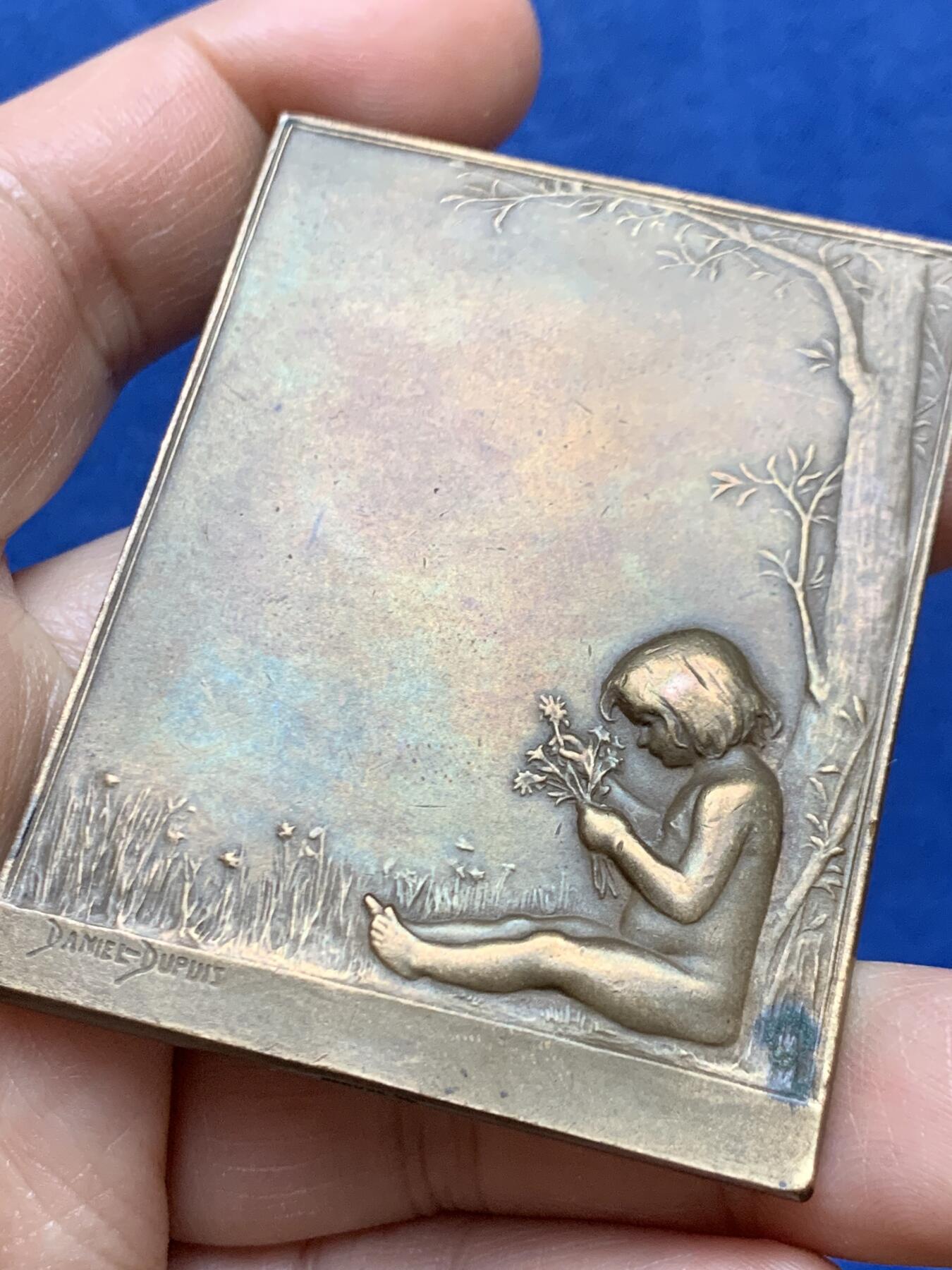 《竞宝斋》第470场 周日，周一，周二 3场连拍 （全场包邮）欢迎送拍 法国1892年园艺女神矩形大铜章，79.4克，61.5x48.5mm，大师Dupuis名作，Maier章牌目录122号。Dupuis也是名章“泉”“巢”系列的作者。双女神研究园艺种植，画面生动细致。铜光泛彩，状态上佳。