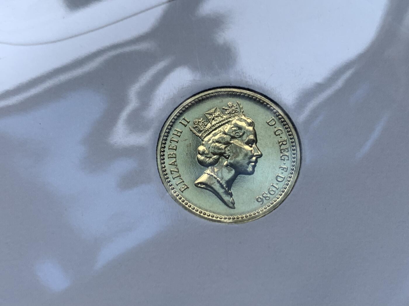 《竞宝斋》第470场 周日，周一，周二 3场连拍 （全场包邮）欢迎送拍 两枚一组 1986年英国老1英镑首日封/邮币封（Royal Mint和Royal Mail联合发行）