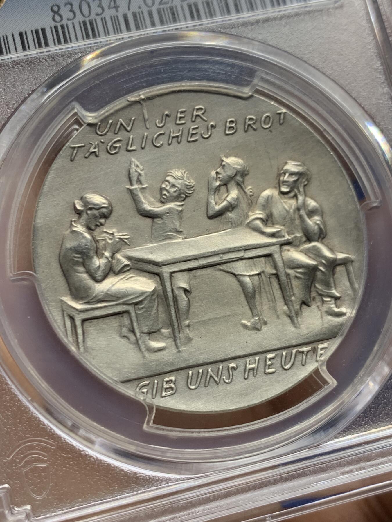 《竞宝斋》第470场 周日，周一，周二 3场连拍 （全场包邮）欢迎送拍 亚军分 PCGS SP62 1933年德国帝国就业计划纪念银章 36MM 卡尔哥茨作品 正面一家四口聚在桌前祈祷 1932年 600W人失业 胡子上台承诺：每户人餐桌上都有牛奶和面包 为德国人解决工作问题 并发表《告德意志国民书》 哥茨设计目的同广大德国人民一样 表达对新上台民族社会主义工人党的期待 而这枚章具有很大的前瞻性 因为历史证明 胡子的承诺 在其执政初期就全部实现（原图请自行查询官网）