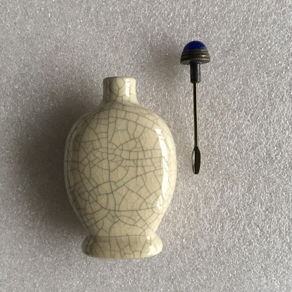     青金蓝色盖子配六七十年代耀州窑瓷质鼻烟壶开片釉库存老货旧藏文玩艺术收藏
