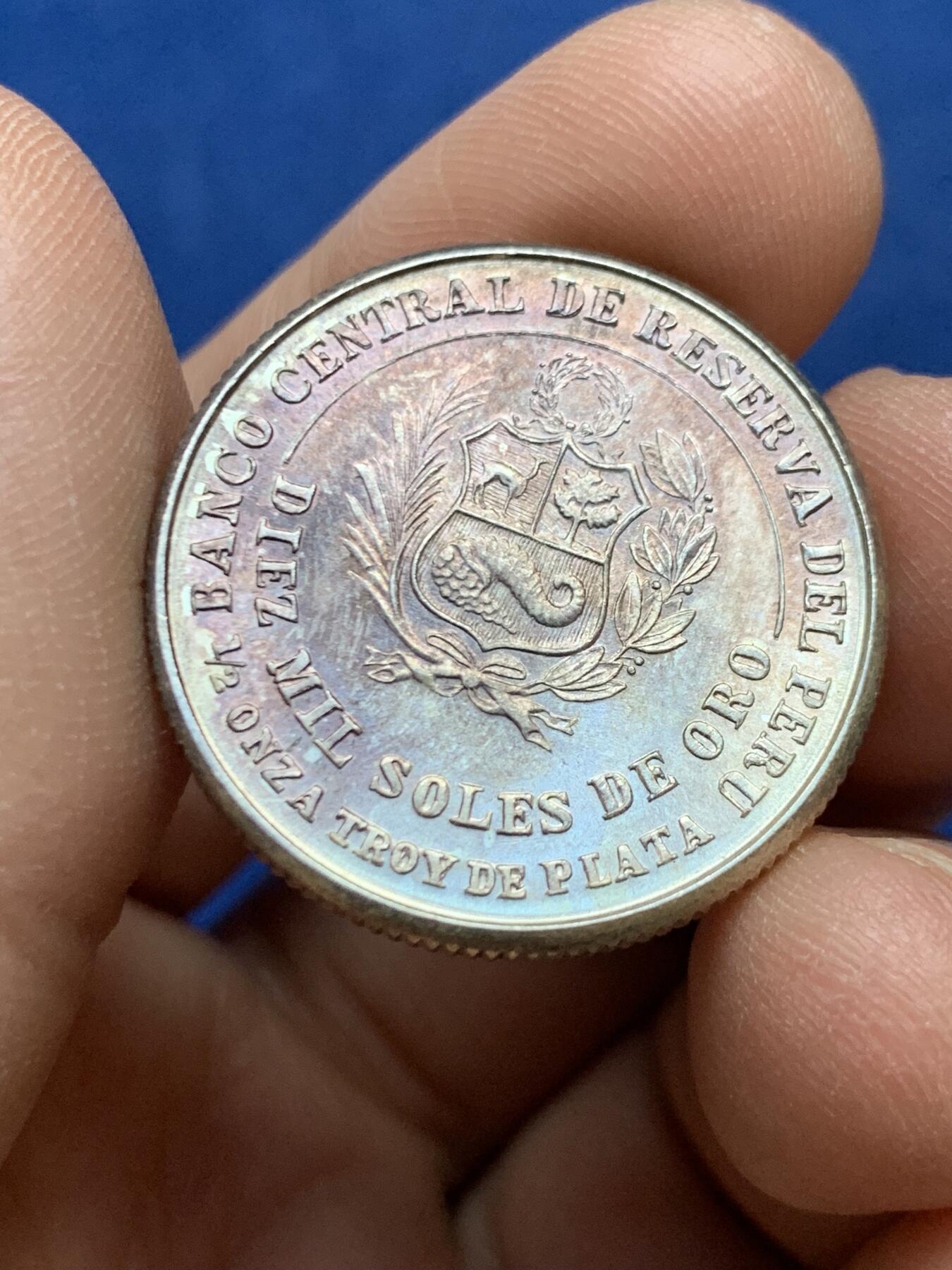 《竞宝斋》第470场 周日，周一，周二 3场连拍 （全场包邮）欢迎送拍 三枚一组 秘鲁 1911年1第纳尔、1912年1/2第纳尔、1982年纪念Brena战役100周年1万索尔纪念币 银币 细节均不错 1万索尔纪念币背面为自然氧化形成 少见品种