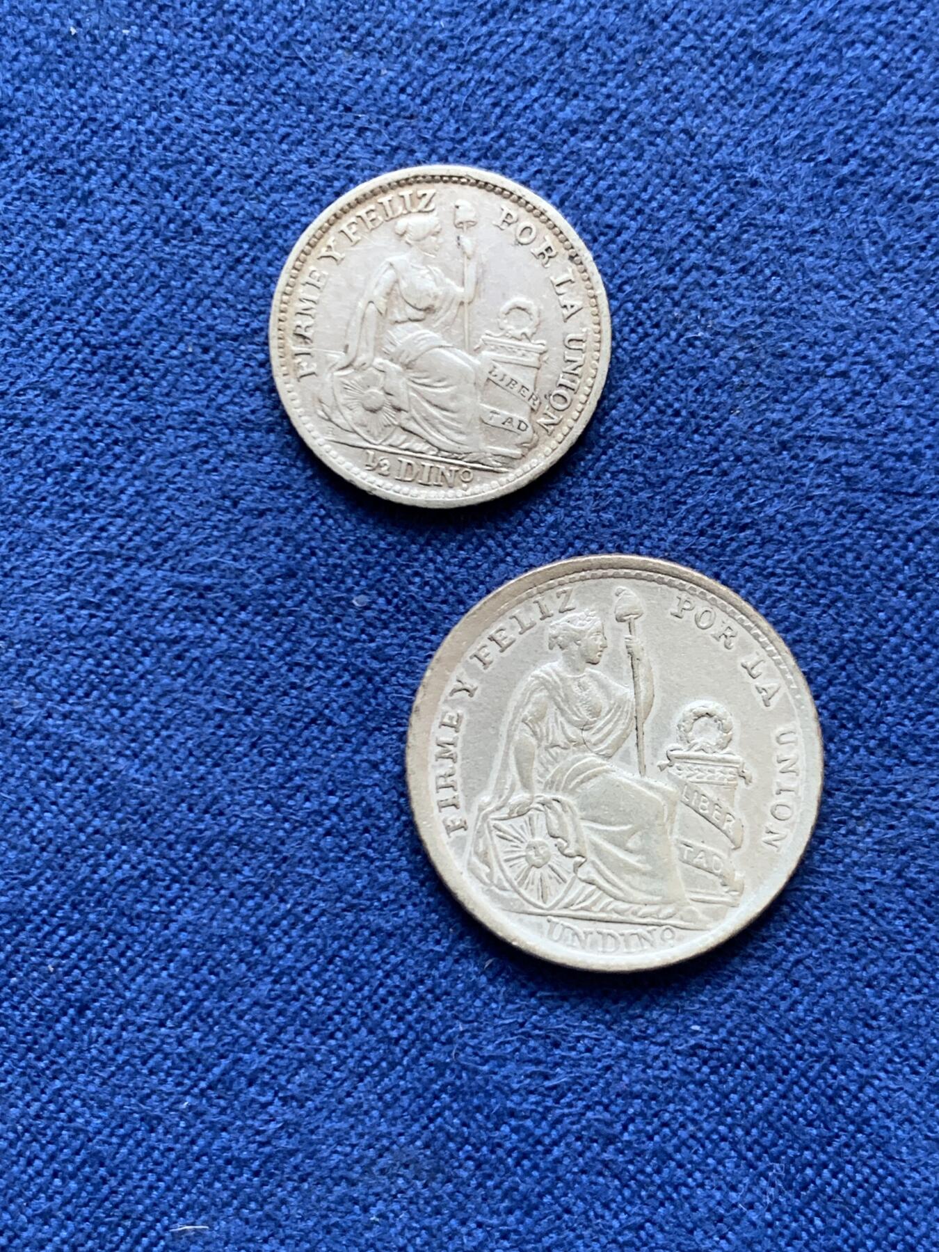 《竞宝斋》第470场 周日，周一，周二 3场连拍 （全场包邮）欢迎送拍 三枚一组 秘鲁 1911年1第纳尔、1912年1/2第纳尔、1982年纪念Brena战役100周年1万索尔纪念币 银币 细节均不错 1万索尔纪念币背面为自然氧化形成 少见品种