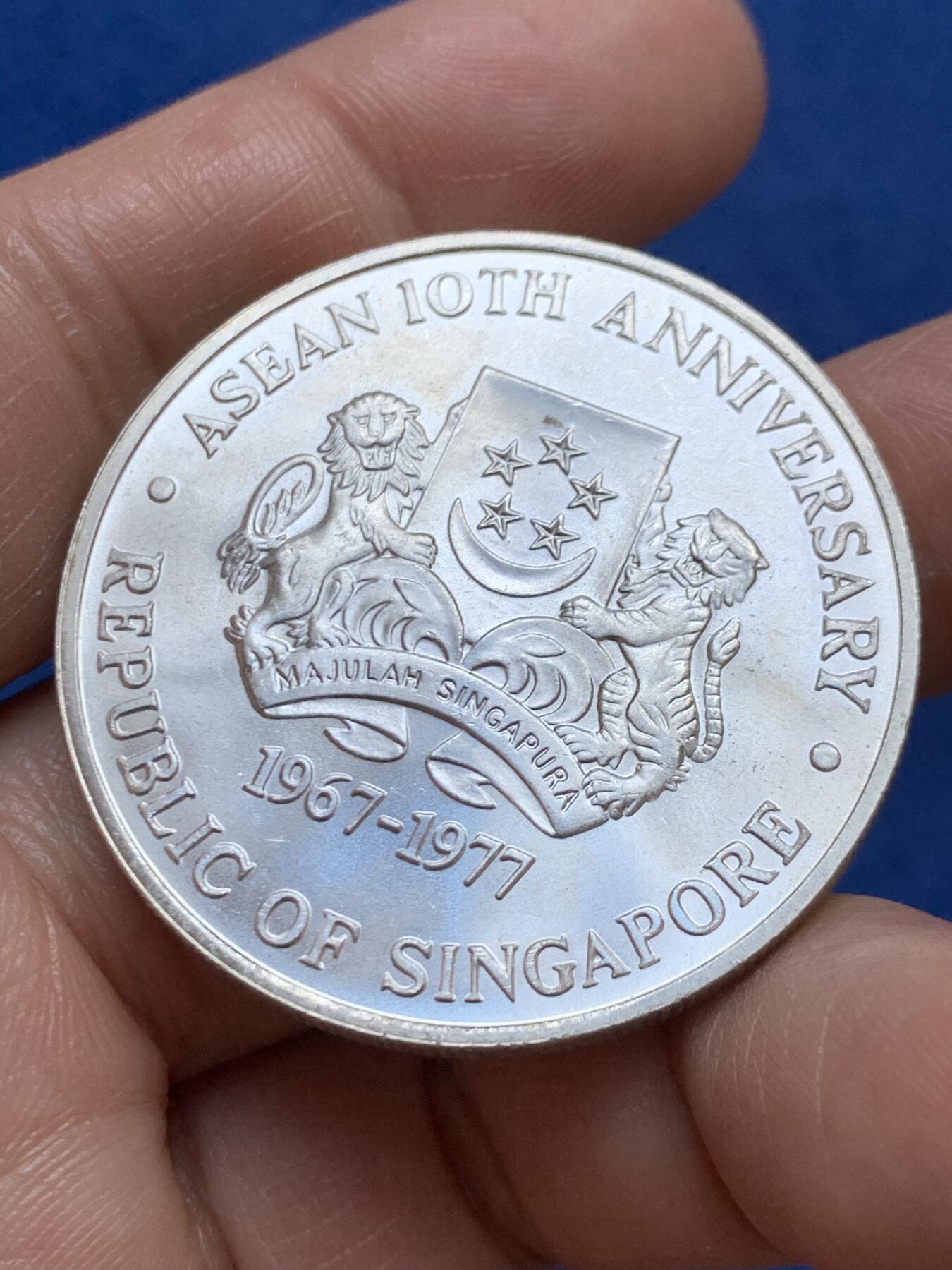 《竞宝斋》第470场 周日，周一，周二 3场连拍 （全场包邮）欢迎送拍 新加坡1977年纪念东盟成立十周年10元银币，31.1克，500银。