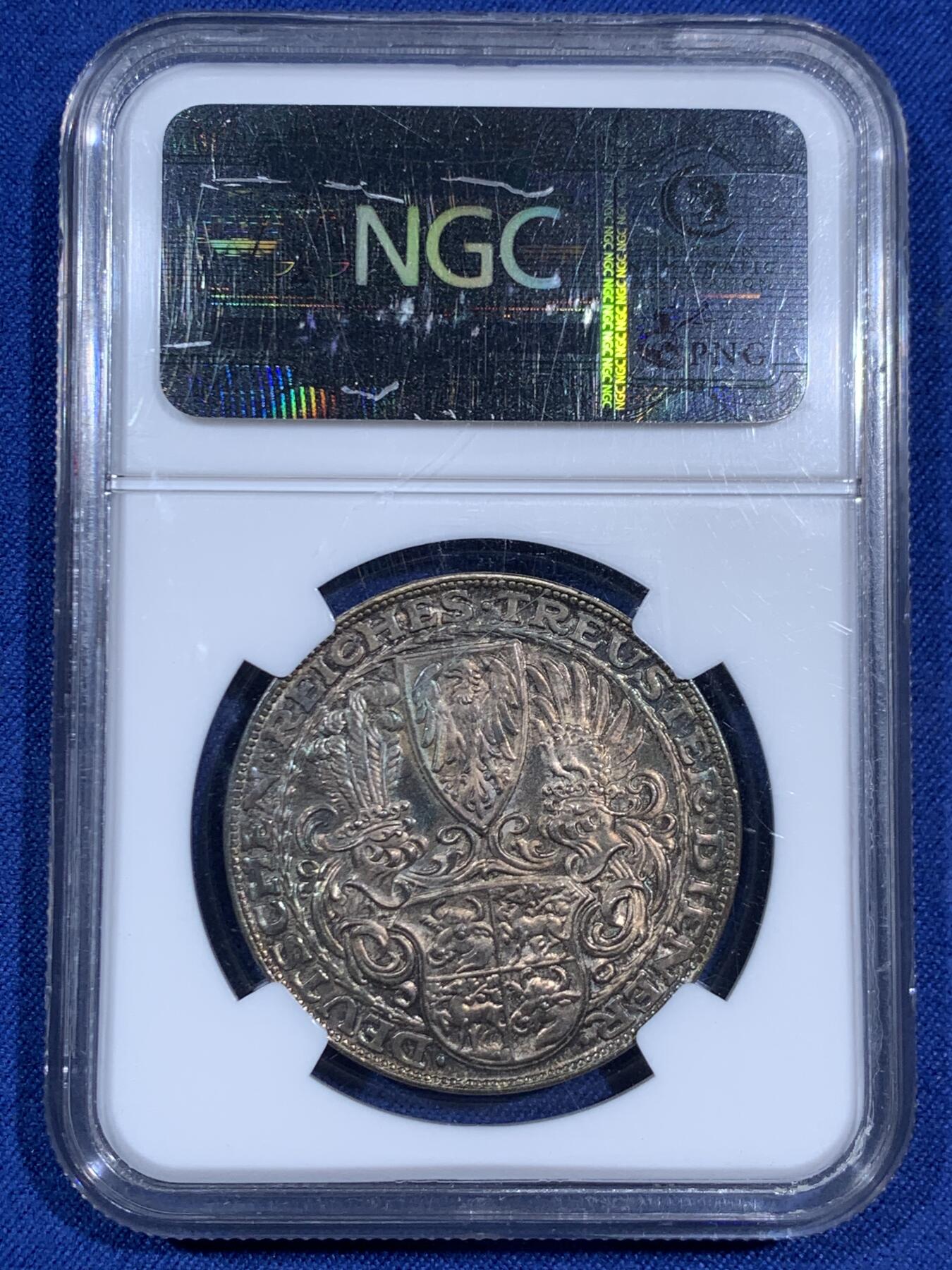 《竞宝斋》第470场 周日，周一，周二 3场连拍 （全场包邮）欢迎送拍 NGC MS64 德国1927兴登堡80寿诞币型银章，卡尔哥茨，经典品种。少见的老N盒评级章，双面绝美重五彩，底板丝滑如镜。实物上手超赞，分数难以描绘的绝佳状态