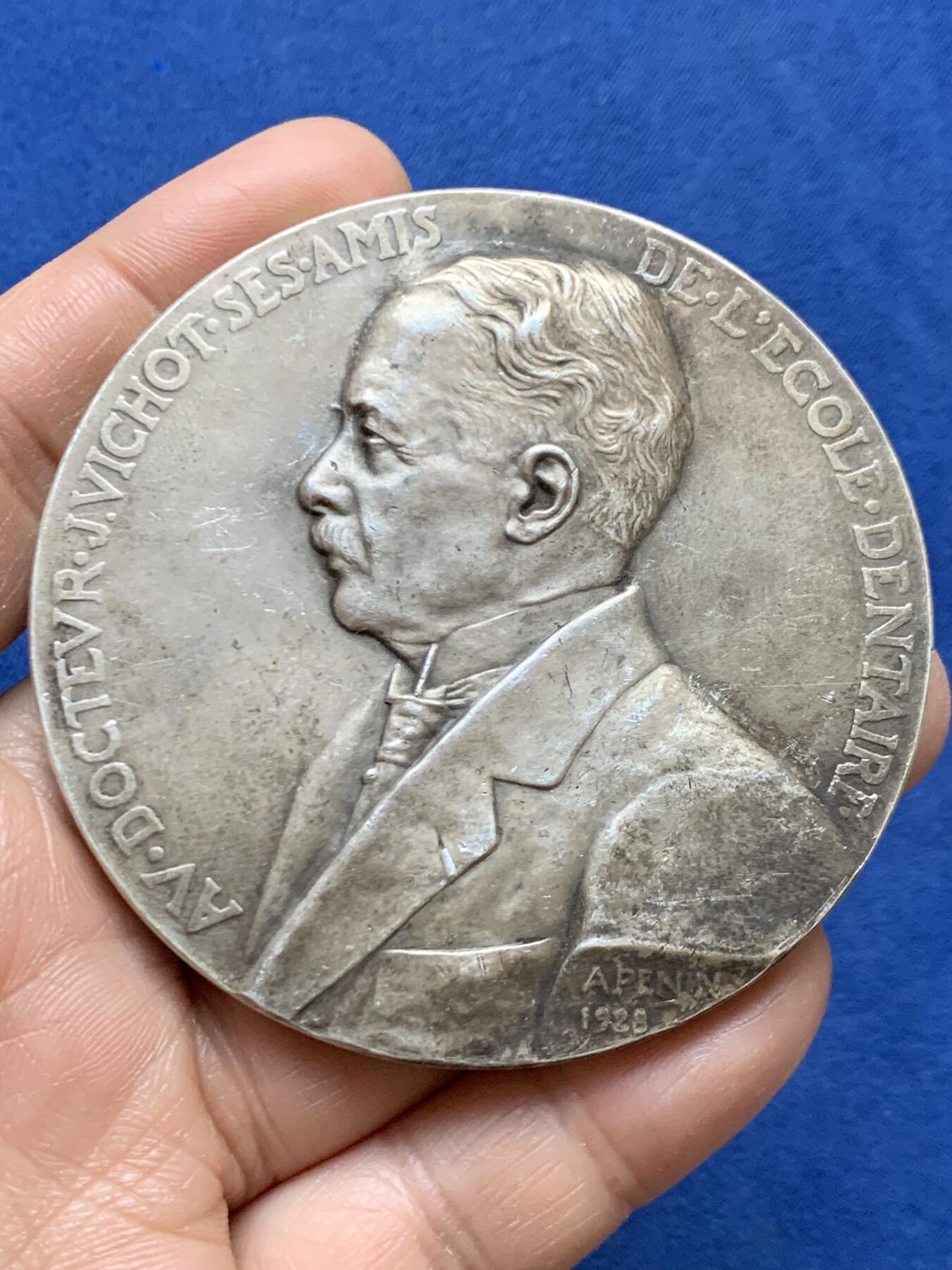 《竞宝斋》第470场 周日，周一，周二 3场连拍 （全场包邮）欢迎送拍 法国牙科医生让·米肖镀银铜章 114.6克 67.5mm 三角铜标