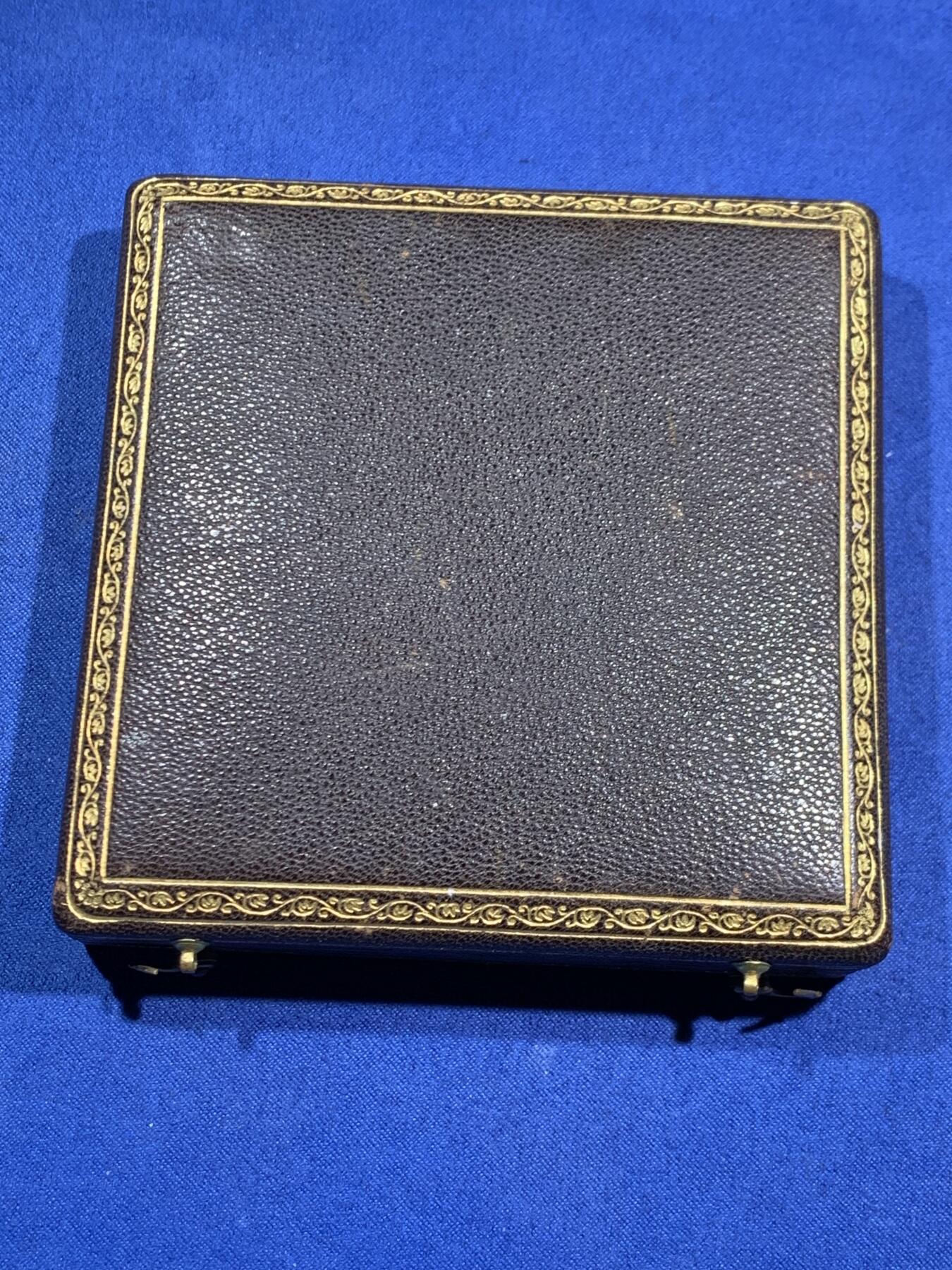 《竞宝斋》第470场 周日，周一，周二 3场连拍 （全场包邮）欢迎送拍 名家夏普兰作 1924年法国圣埃蒂安商业法庭大银章 150.5克 68mm 丰饶角银标 带盒