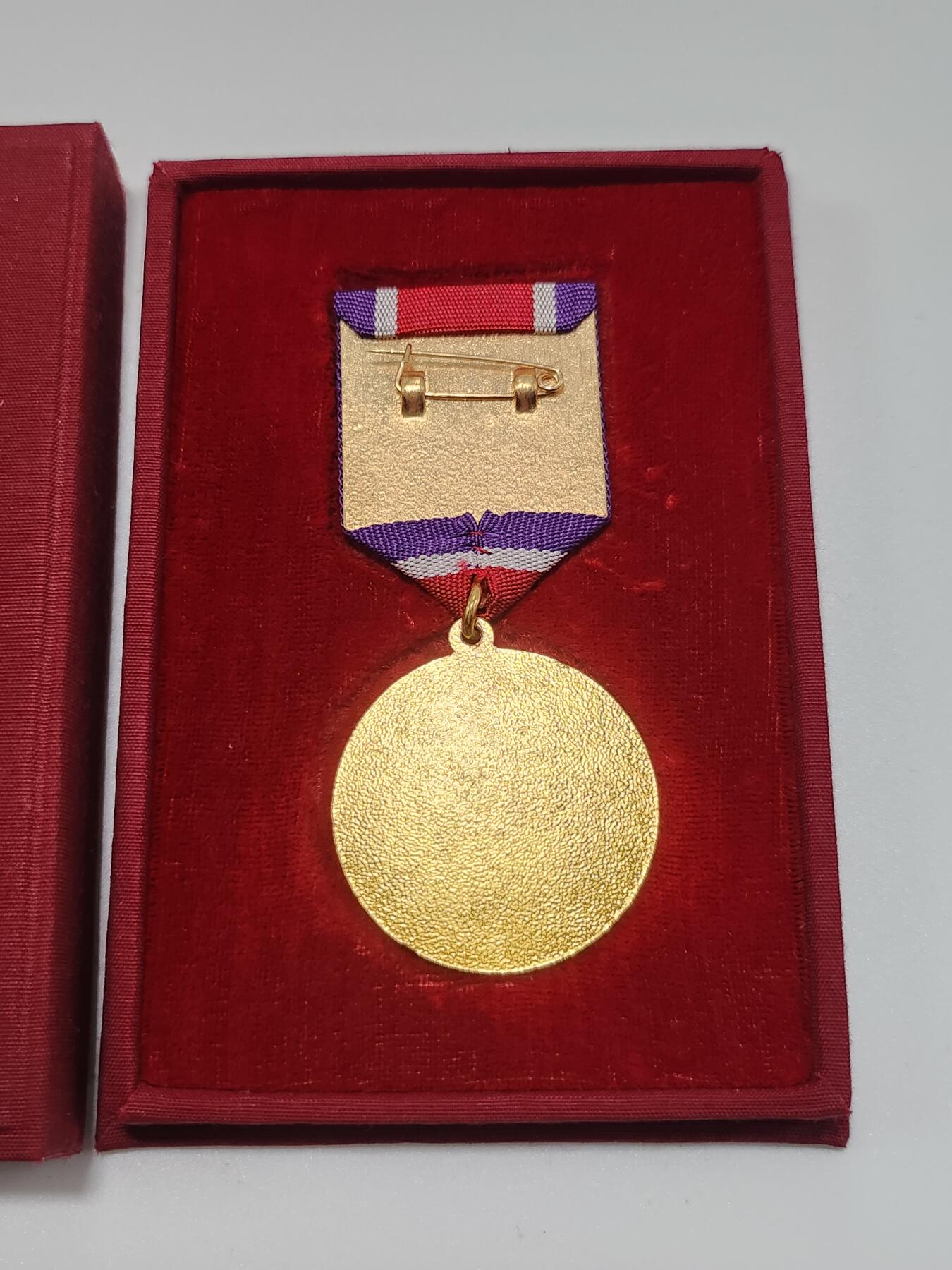 南水社第3次拍卖 春季专场 朝鲜总联成立50周年纪念章，完整带盒，品相极佳。