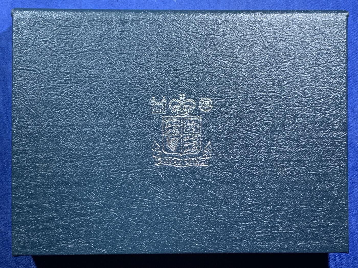 《竞宝斋》第470场 周日，周一，周二 3场连拍 （全场包邮）欢迎送拍 英国1987年精制套币，带1枚1英镑橡树精制纪念币，7枚币，盒证齐全，品相精美，蓝色盒装。