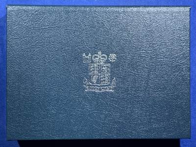 《竞宝斋》第470场 周日，周一，周二 3场连拍 （全场包邮）欢迎送拍 - 英国1987年精制套币，带1枚1英镑橡树精制纪念币，7枚币，盒证齐全，品相精美，蓝色盒装。