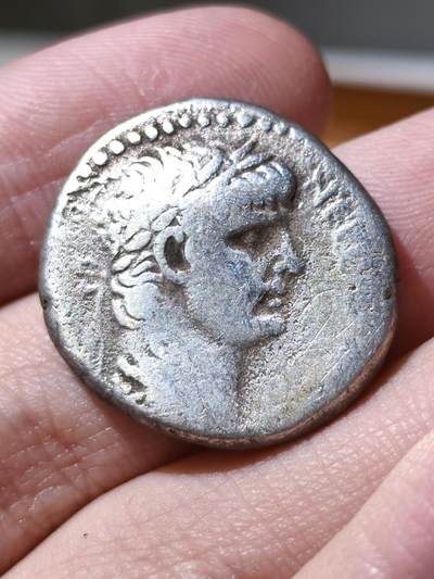 星盘世界钱币拍卖 - 中世纪 - 丝绸之路 - 古典币专场 - 罗马帝国 公元54-68年 尼禄 叙利亚行省 安条克城 四德拉克马银币，正面为尼禄头戴桂冠面右像，铭文：ΝΕΡΩΝ ΚΑΙΣΑΡ ΣΕΒΑΣΤΟΥ，即：尼禄·凯撒·奥古斯都，反面为鹰站在雷霆上，右边有棕榈枝，铭文：ΕΤΟΥΣ ΑΙΡ Θ，即：第111年，第九年，少见的双纪年均写在钱币上的品种