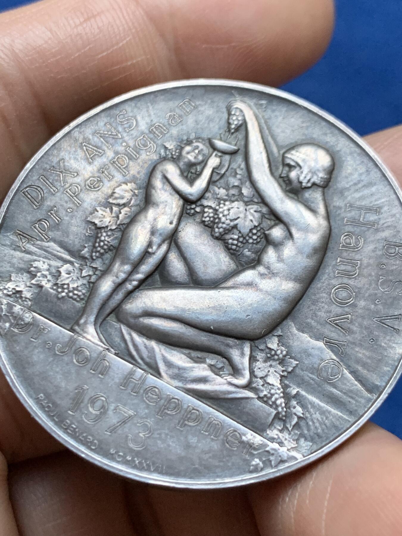 《竞宝斋》第470场 周日，周一，周二 3场连拍 （全场包邮）欢迎送拍 法国东比利牛斯佩皮尼昂商会银章，40.5MM，36.75克，丰饶角边铭，带原盒，状态非常棒