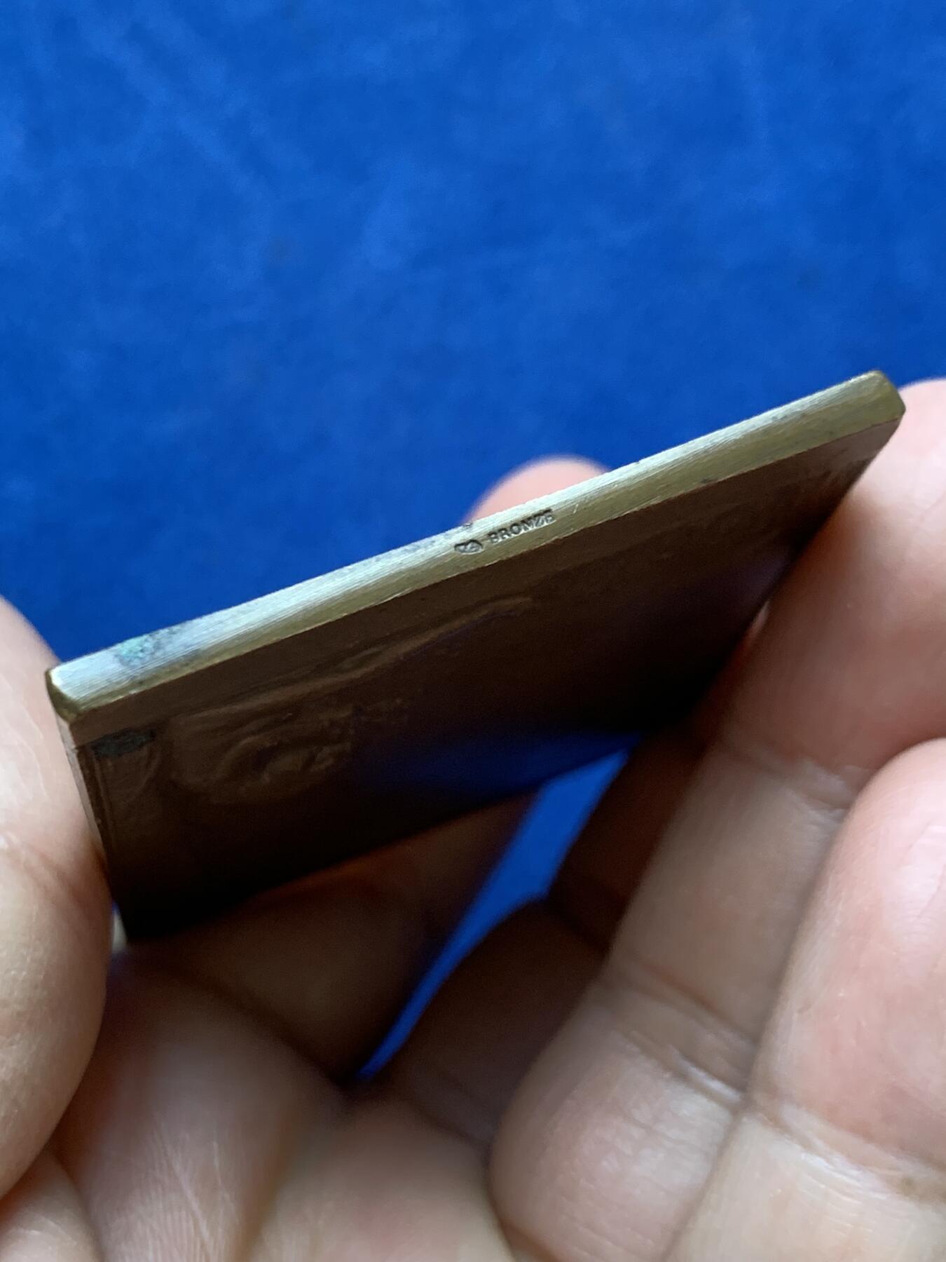 《竞宝斋》第470场 周日，周一，周二 3场连拍 （全场包邮）欢迎送拍 法国1892年园艺女神矩形大铜章，79.4克，61.5x48.5mm，大师Dupuis名作，Maier章牌目录122号。Dupuis也是名章“泉”“巢”系列的作者。双女神研究园艺种植，画面生动细致。铜光泛彩，状态上佳。