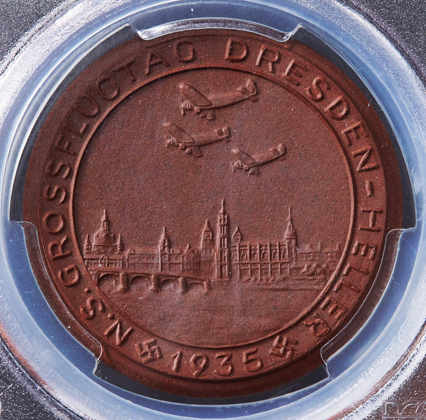 【俄甄集藏】2026年(049)03-18星期三 晚 19:30 全场包邮 德国第三帝国1935年德累斯顿帝国航空运动协会（培养和训练军事飞行员的统一组织）陶瓷纪念章，PCGS MS66，完美品相，冠军分数，原图联系客服或官网查询