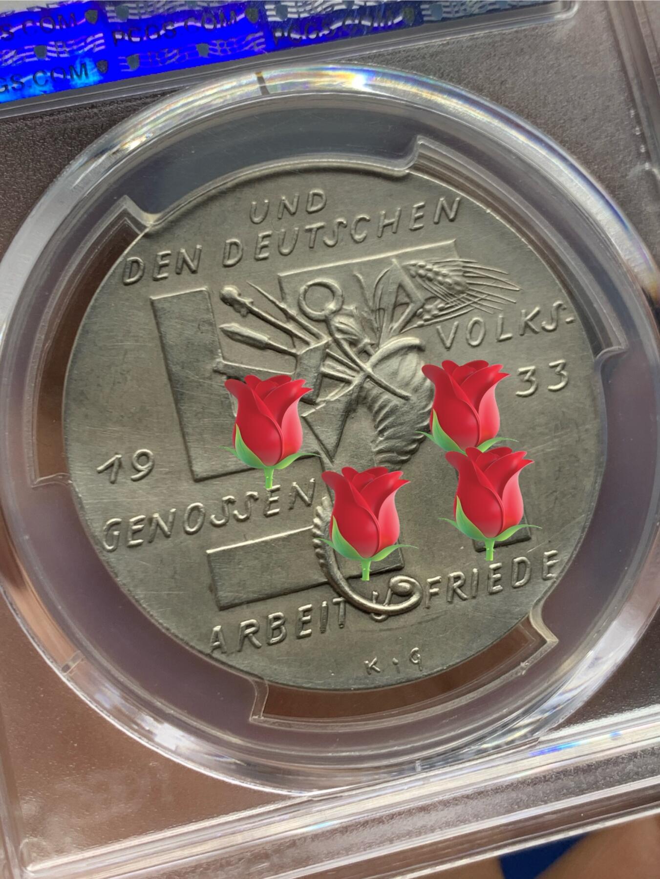 《竞宝斋》第470场 周日，周一，周二 3场连拍 （全场包邮）欢迎送拍 亚军分 PCGS SP62 1933年德国帝国就业计划纪念银章 36MM 卡尔哥茨作品 正面一家四口聚在桌前祈祷 1932年 600W人失业 胡子上台承诺：每户人餐桌上都有牛奶和面包 为德国人解决工作问题 并发表《告德意志国民书》 哥茨设计目的同广大德国人民一样 表达对新上台民族社会主义工人党的期待 而这枚章具有很大的前瞻性 因为历史证明 胡子的承诺 在其执政初期就全部实现（原图请自行查询官网）