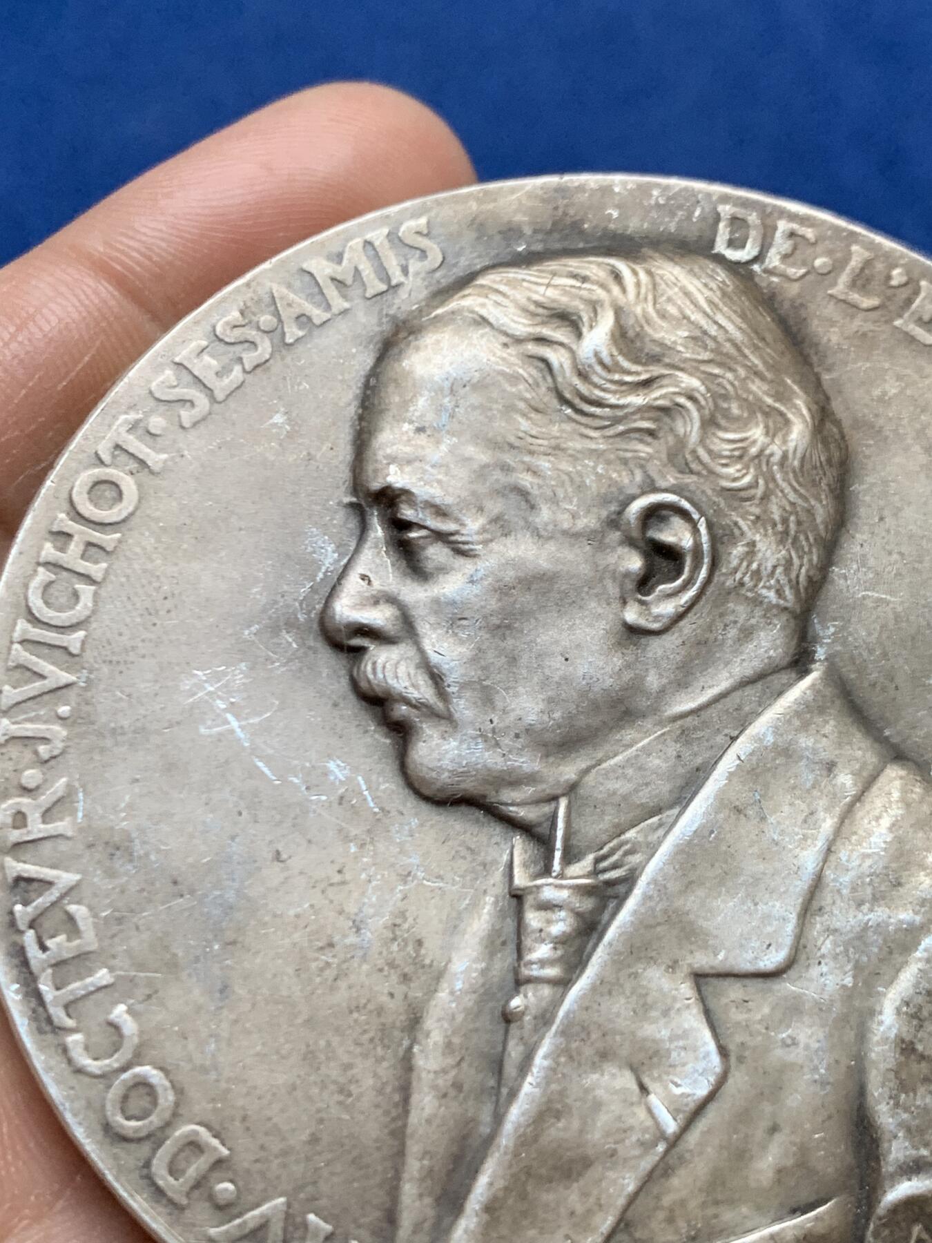 《竞宝斋》第470场 周日，周一，周二 3场连拍 （全场包邮）欢迎送拍 法国牙科医生让·米肖镀银铜章 114.6克 67.5mm 三角铜标