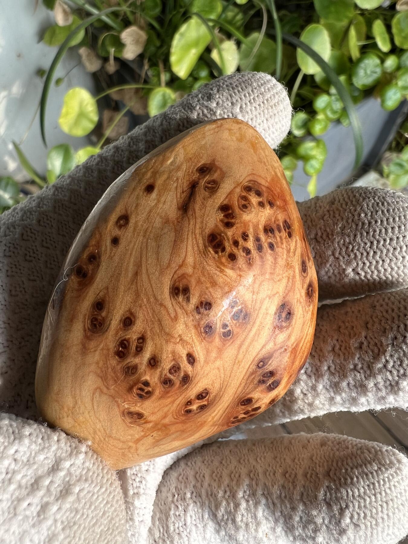 零元拍：崖柏瘤花随型手把件，十多年前的存货了，陈化的非常好，香味扑鼻，油性极大。