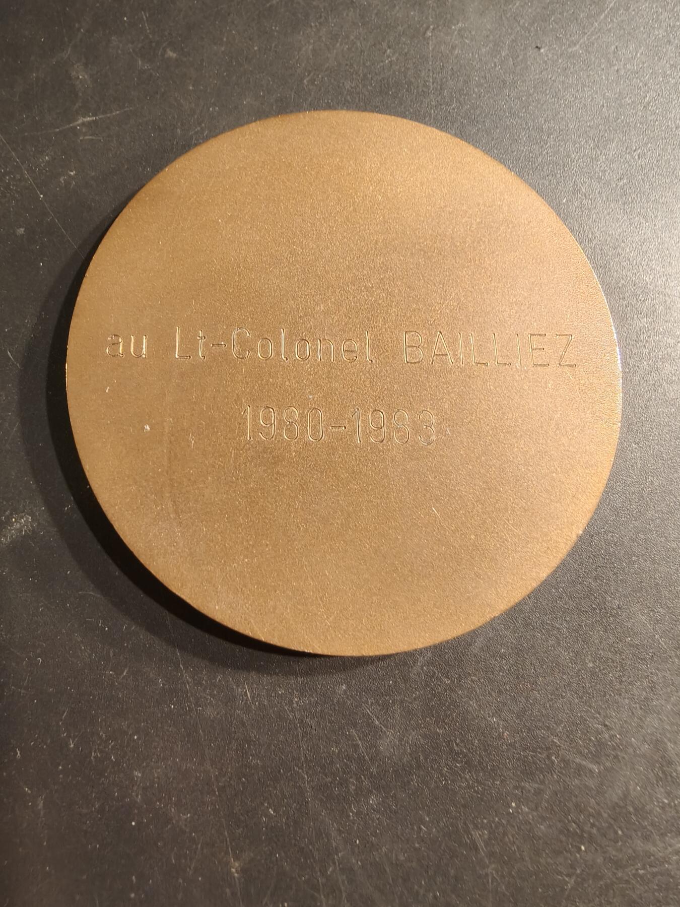 老王徽章第187期 法国炮兵学校大铜章   原盒    实发授予炮兵中校    直径72mm    重量154.4g