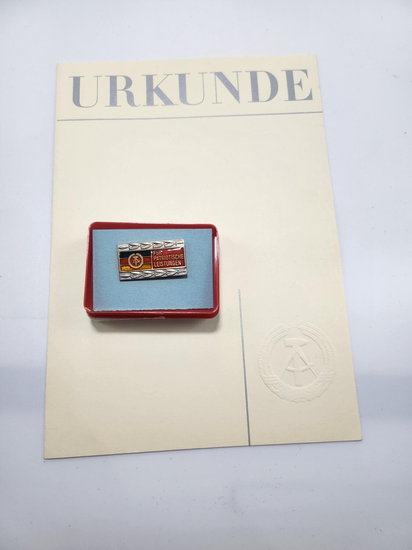 南水社第3次拍卖 春季专场 东德全国阵线银级功绩奖章完整带盒证