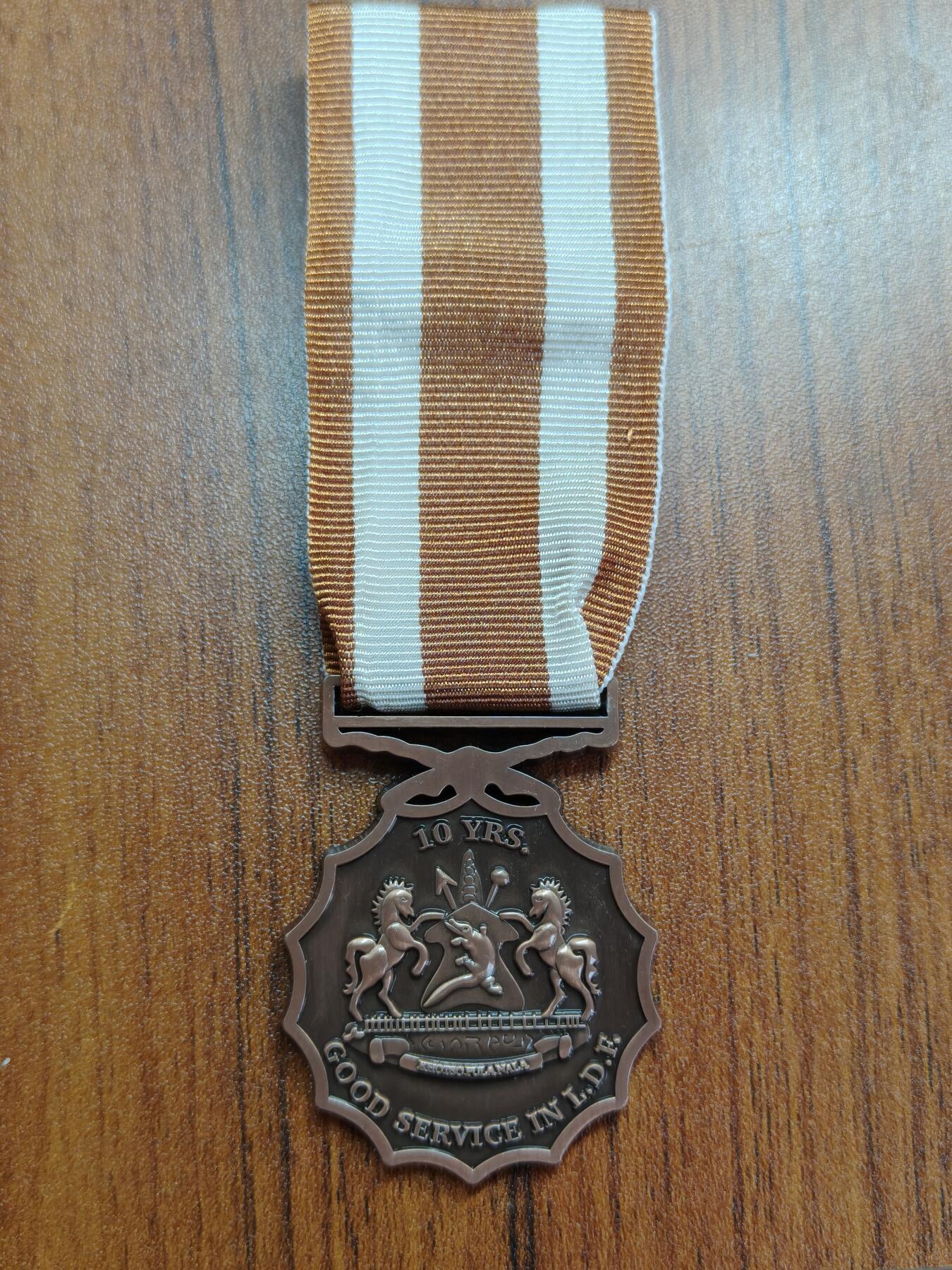 蜀地medal徽章收藏 春季精品拍场 莱索托王国铜级军事服役奖章 稀少 ，莱索托王国人口仅仅230万，军队更是少的可怜，仅有三千人余人，该章发行量可想而知