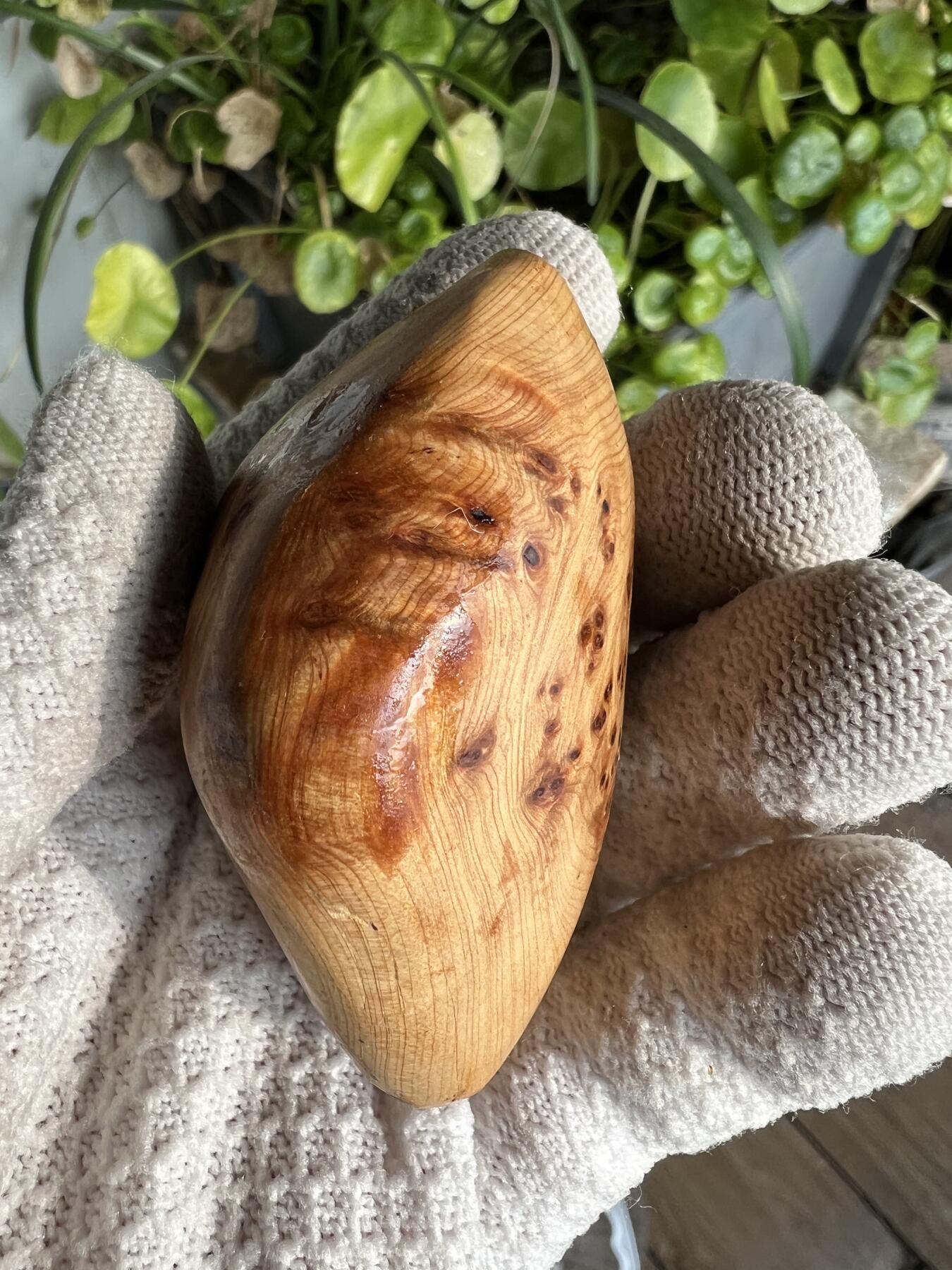 零元拍：崖柏瘤花随型手把件，十多年前的存货了，陈化的非常好，香味扑鼻，油性极大。