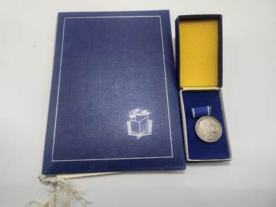 南水社第3次拍卖 春季专场 - 东德（DDR）裴斯泰洛齐银质忠诚服务奖章完整带盒证 