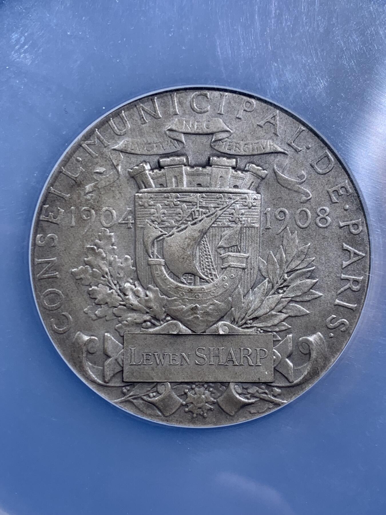 《竞宝斋》第470场 周日，周一，周二 3场连拍 （全场包邮）欢迎送拍 NGC MS64 法国1908年巴黎市议会纪念银章 加大盒装