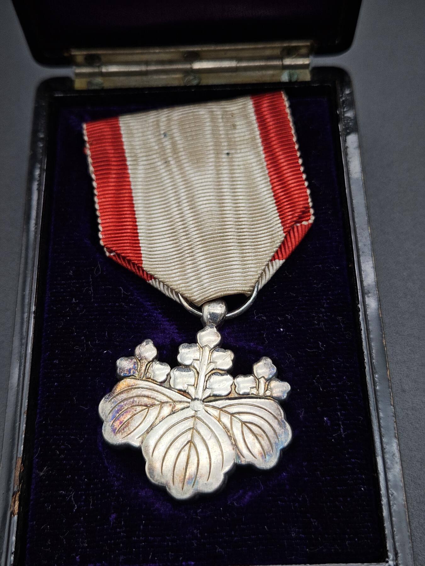 0元起拍勋章 第339期 咸鱼国勋章拍卖专场 3月18日（周三）下午6：00开始 日本战时 八等白叶章银制带盒 稀少m标