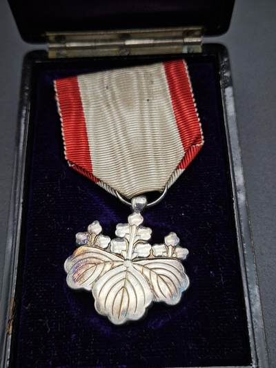 0元起拍勋章 第339期 咸鱼国勋章拍卖专场 3月18日（周三）下午6：00开始 - 日本战时 八等白叶章银制带盒 稀少m标