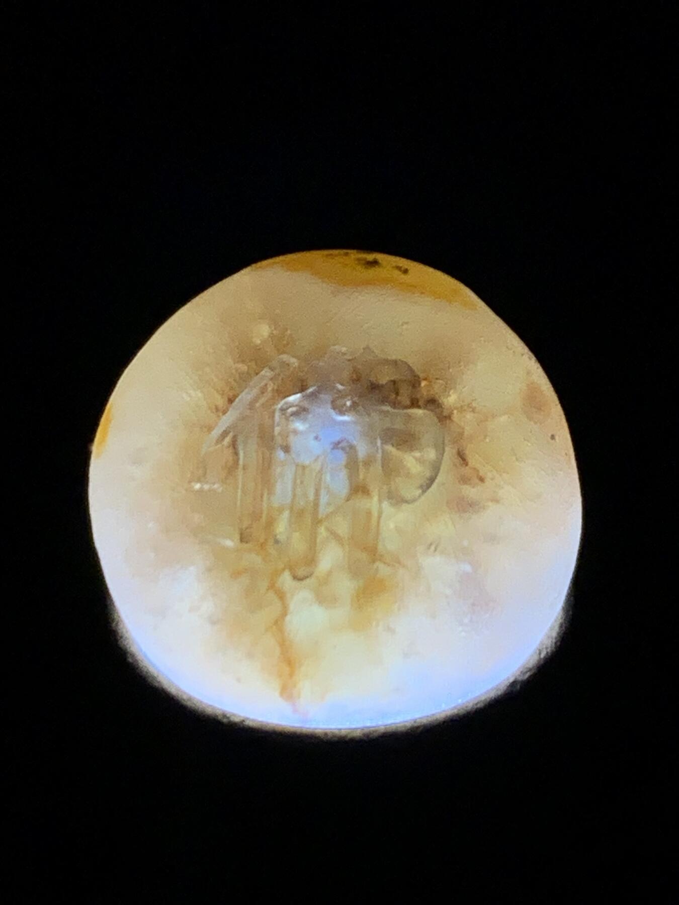 精美亚光满冰飘糖心料战国红玛瑙手工雕刻佛字随形珠一颗！