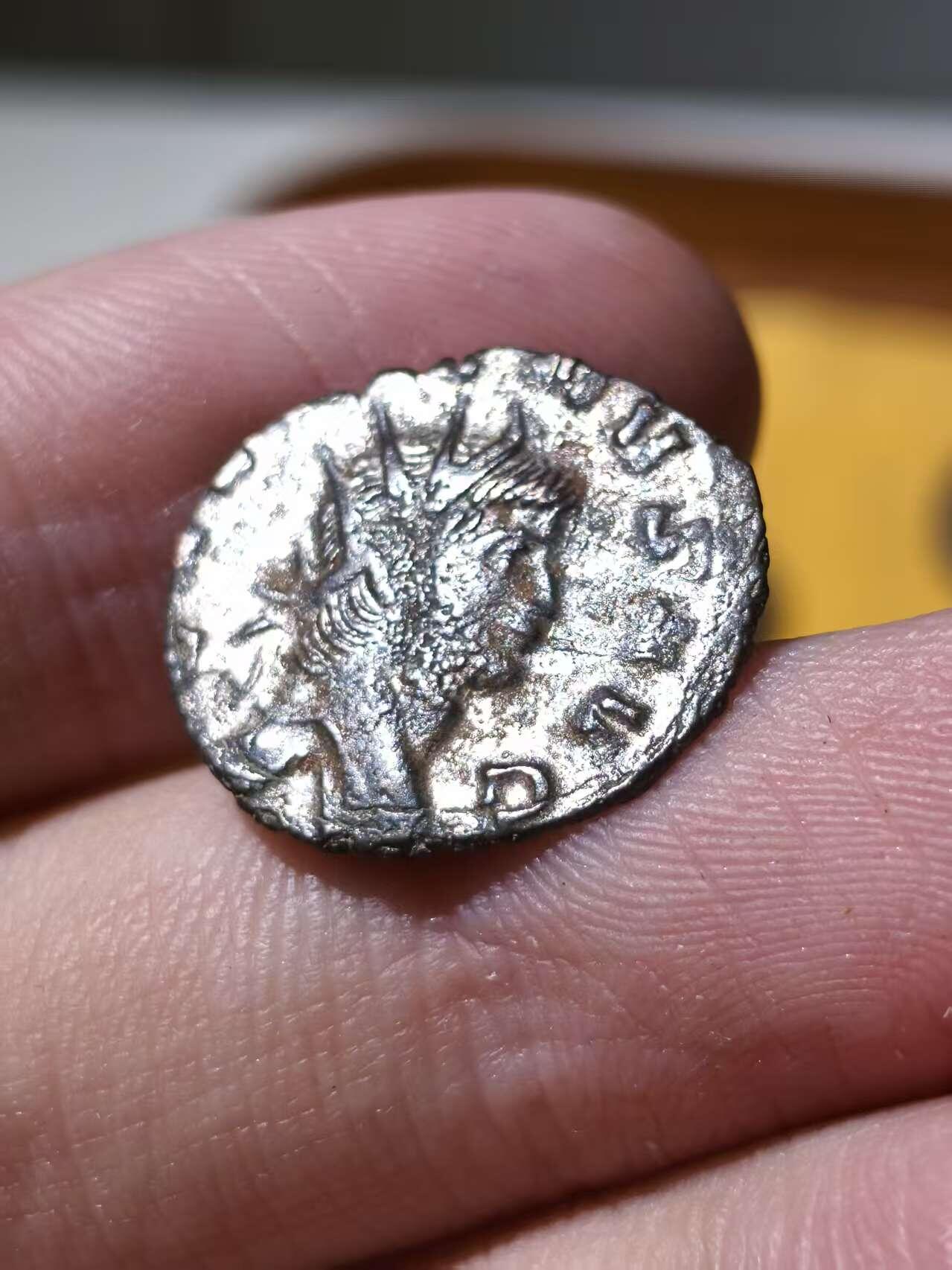 星盘世界钱币拍卖 精品！加里恩努斯双第纳尔Antoninianus银币，公元260至268年铸于罗马厂，背面是维尔图斯持矛和树枝，币文VIRTVS AVGVSTI，勇敢的奥古斯都。我特地找了俩枚不同状态同版精品，这枚银层特别好