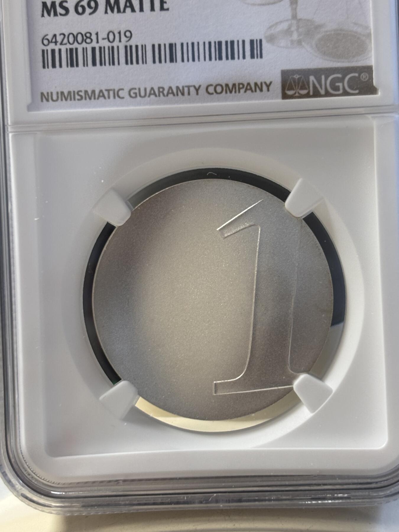 第194期拍卖 获奖币法国2001年最后的法郎波浪形银币NGC-MS69，980银，17.77克