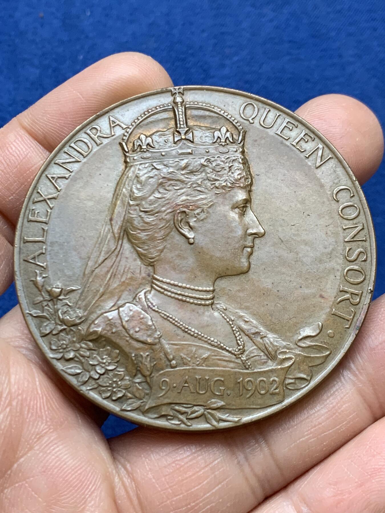 《竞宝斋》第470场 周日，周一，周二 3场连拍 （全场包邮）欢迎送拍 英国1902年爱德华七世和亚历山德拉皇后双面大铜章，纪念爱德华七世加冕，带一些淡铜光，高点细节清晰，不可多得。80.1克，55.1mm