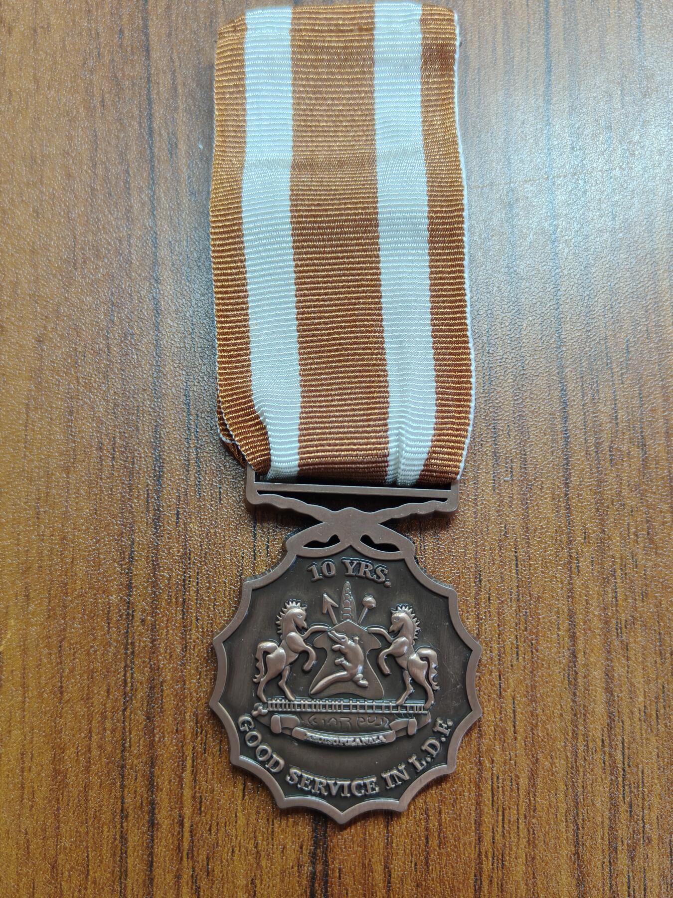 蜀地medal徽章收藏 春季精品拍场 莱索托王国铜级军事服役奖章 稀少 ，莱索托王国人口仅仅230万，军队更是少的可怜，仅有三千人余人，该章发行量可想而知