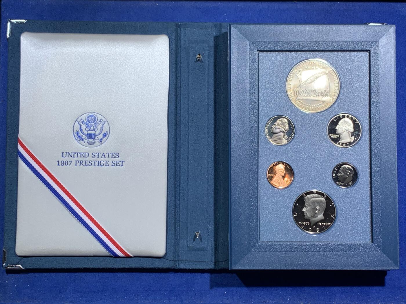 《竞宝斋》第470场 周日，周一，周二 3场连拍 （全场包邮）欢迎送拍 1987年美国Prestige套装，含6枚硬币，带原盒和证书，其中最大的1枚宪法二百周年纪念是银币，900银，26.7克，细节见图。