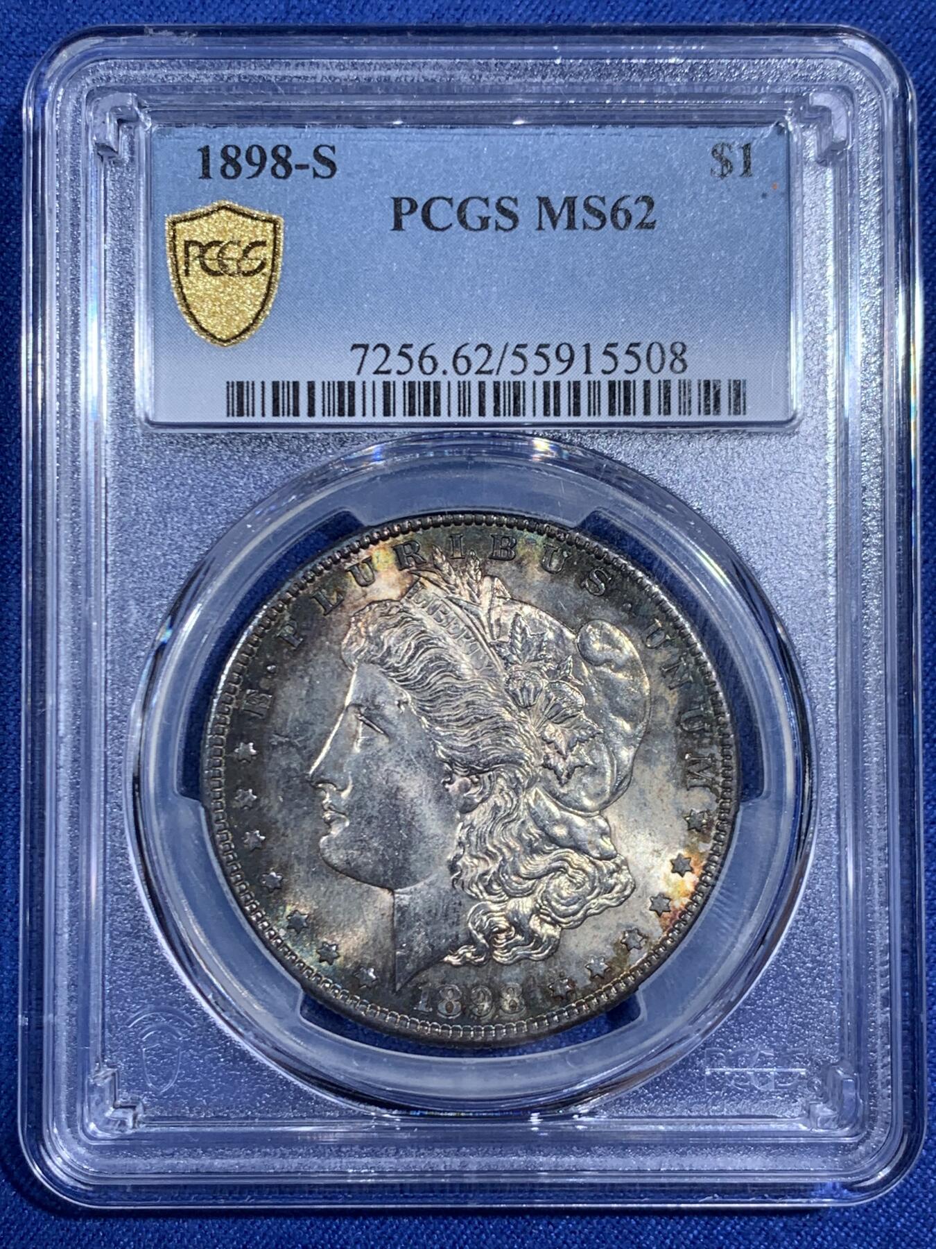 《竞宝斋》第470场 周日，周一，周二 3场连拍 （全场包邮）欢迎送拍 PCGS MS62 美国 1898 S 摩根银币 此年分钱币大多充分流通 稀有品种 双面环状五彩包浆 不可多得的藏品 PCGS指导价4511 低评
