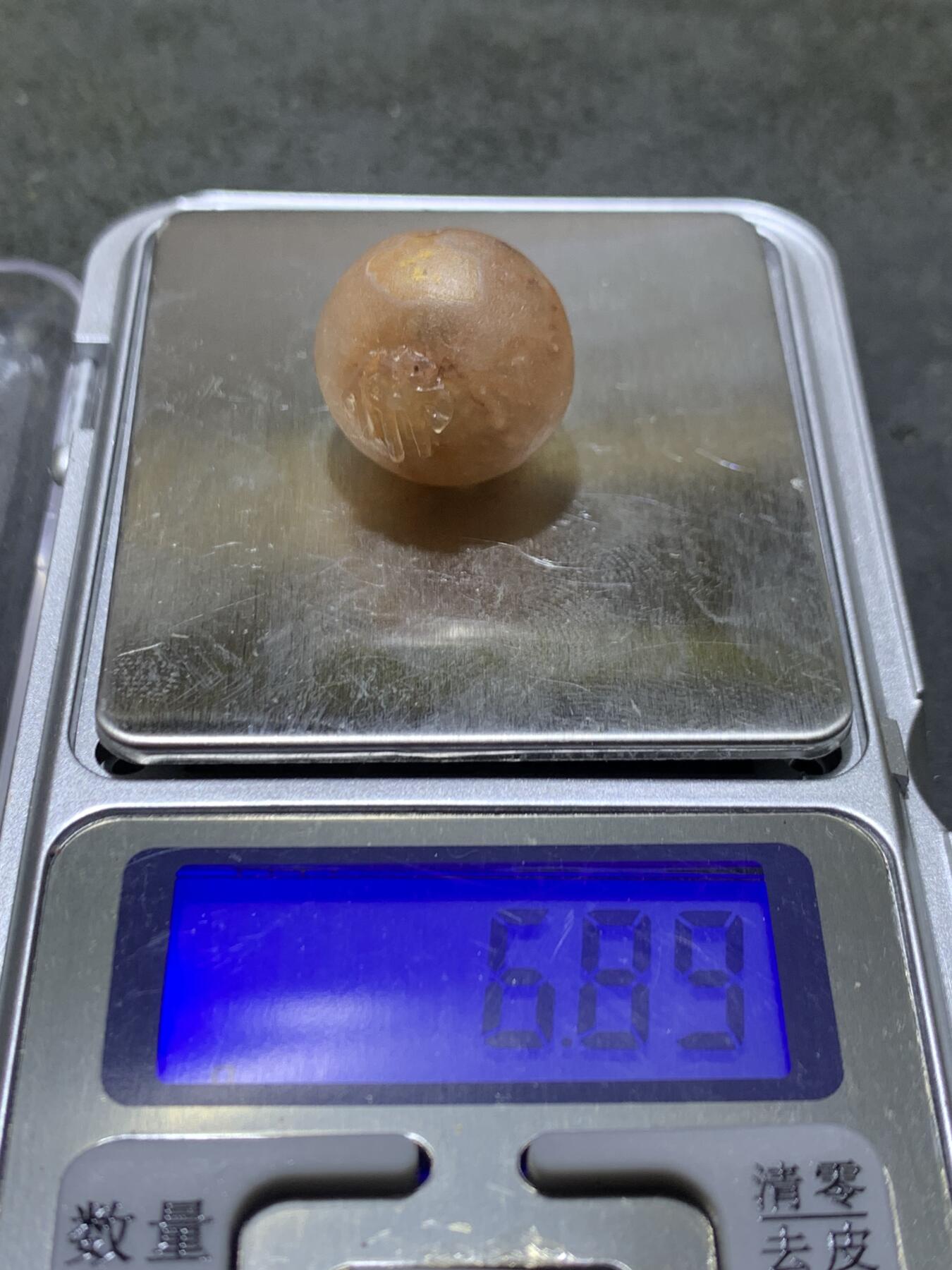 精美亚光满冰飘糖心料战国红玛瑙手工雕刻佛字随形珠一颗！