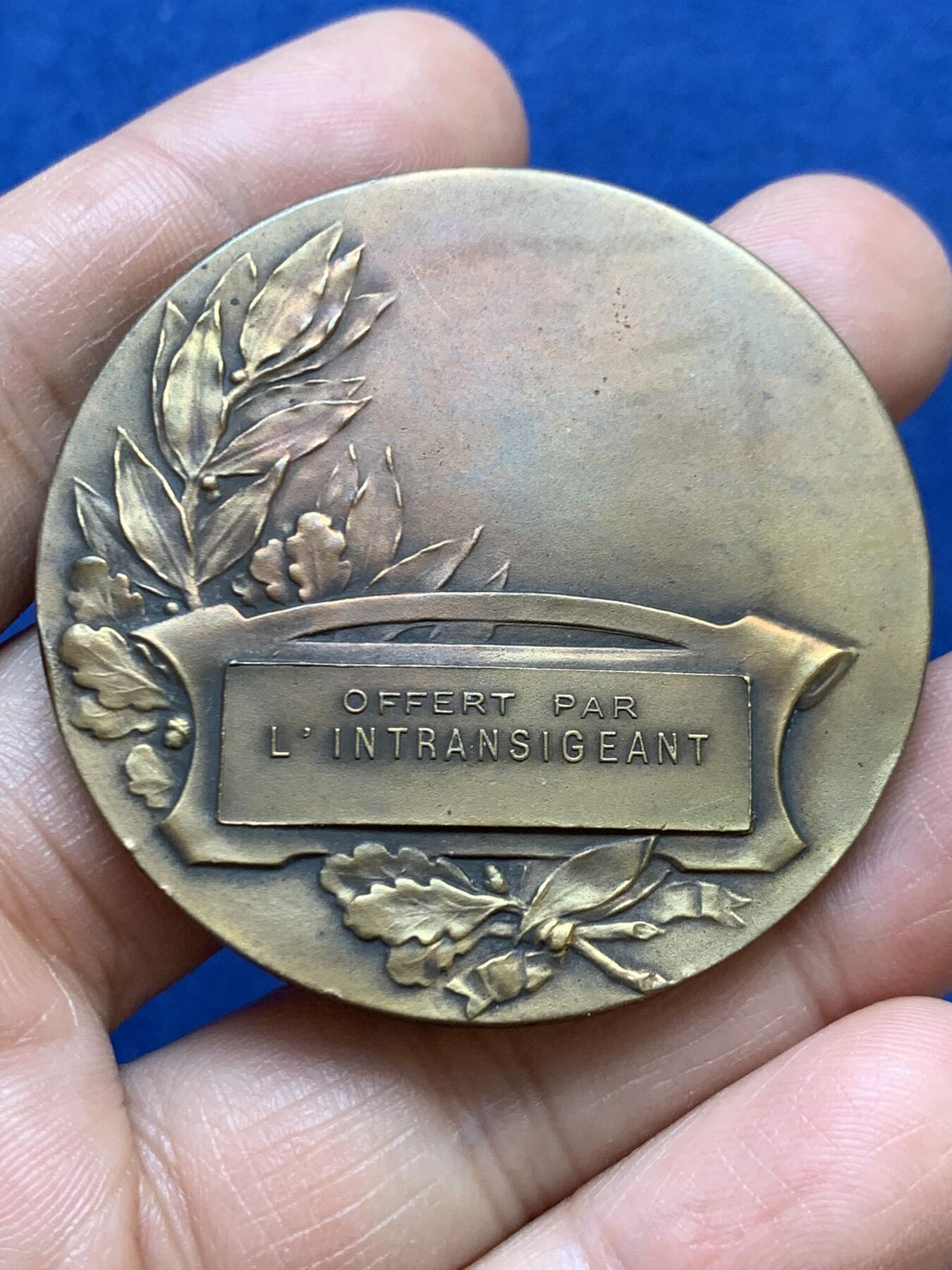 《竞宝斋》第470场 周日，周一，周二 3场连拍 （全场包邮）欢迎送拍 法国《不妥协报》纪念铜章 50.1克 49.3mm 三角铜标